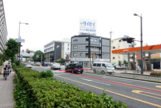 国道163号線に入り、森小路入路（交差点）を右折します。