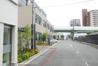 病院南側から敷地内駐車場に入れます。